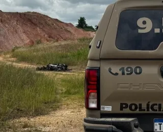 Corpo carbonizado é encontrado amarrado a moto no interior da Bahia
