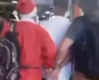 Disfarçado de papai noel, policial prende foragido na rodoviária