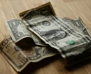Dólar cai 1% e Real lidera ganhos globais na estreia de 2026