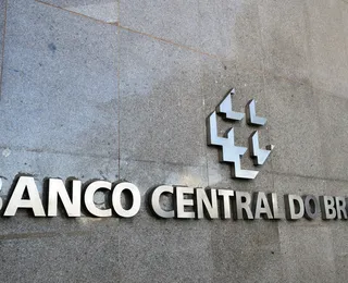 Em meio à crise, Lula demite diretores do BC