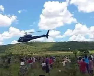 Empresário usa helicóptero para jogar carnes sobre cidade brasileira