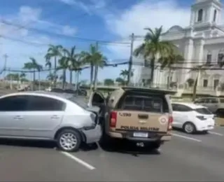 Engavetamento com seis veículos na Paralela deixa dois soldados feridos