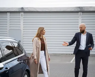 Estacionar na frente da própria garagem pode gerar multa?