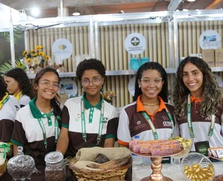 Estudantes da Bahia expõem produtos das escolas-fábricas na Fenagro