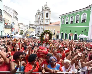 Fé, ancestralidade e sincretismo: Festa de Santa Bárbara lota Pelourinho