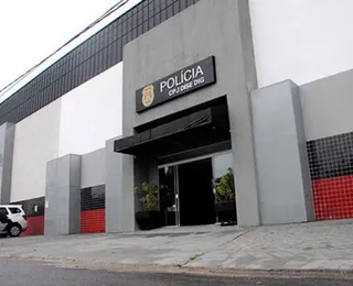Filha é presa por matar mãe na véspera de Natal com ajuda do namorado