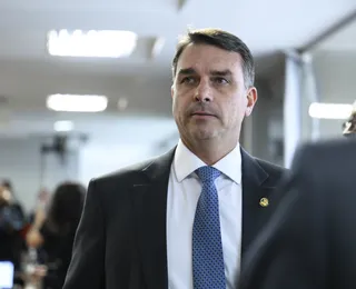 Flávio Bolsonaro ajudou a criar regra que atinge pai na cadeia