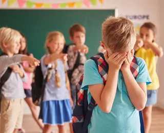 Garoto perde a visão após sofrer bullying em escola