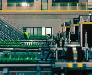 Gigante das bebidas inaugura megafábrica e vai gerar 400 empregos