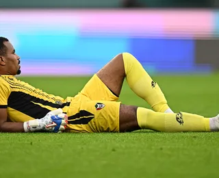 Goleiro cai desacordado, recebe atendimento e segue no jogo