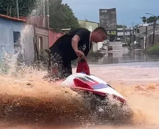 Homem anda de jet ski em rua alagada e vídeo viraliza; confira