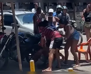 Homem é brutalmente espancado por grupo após acusação de roubo