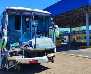 Homem é detido pela PRF por dirigir ônibus batido e sem para-brisa