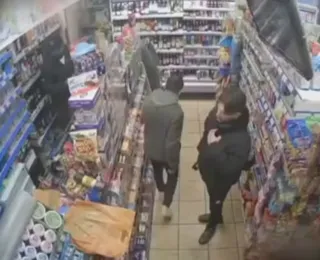 Homem encontra pai desaparecido em mercado após 20 anos