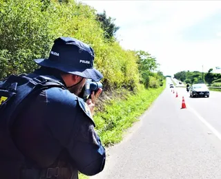 Homem faz mulheres reféns após descer de ônibus em rodovia na Bahia
