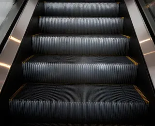 Homem morre ao cair de escada rolante de shopping
