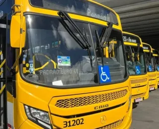 Homem quebra vidros de ônibus após colisão com carro em Salvador
