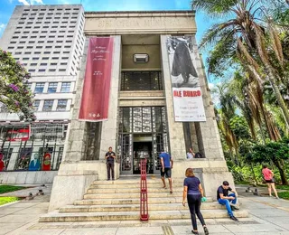 Homens armados invadem biblioteca histórica e levam obras de arte