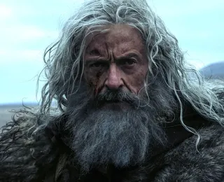 Hugh Jackman surge irreconhecível como personagem icônico em trailer