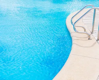 Idosa de 79 anos morre afogada ao tentar salvar cachorro em piscina
