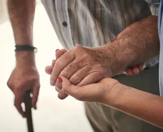Idosos podem ganhar desconto de até 100% na conta de luz; veja como