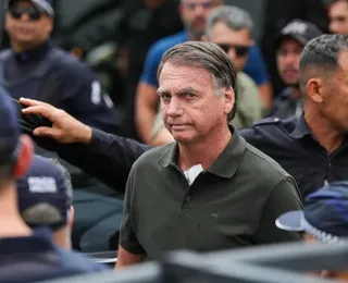 Imagens do ator que interpreta Bolsonaro em filme são reveladas; veja