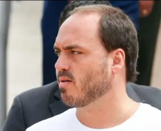Impedido de acompanhar pai, Carlos Bolsonaro fica na porta de hospital
