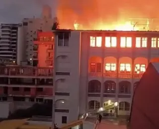 Incêndio atinge colégio centenário e mobiliza bombeiros por horas