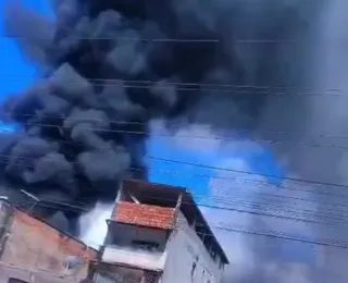 Incêndio atinge oficina de carros no Lobato; vídeo