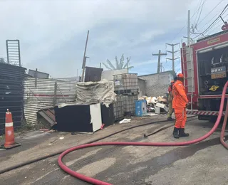 Incêndio de grandes proporções atinge ferro-velho em Salvador