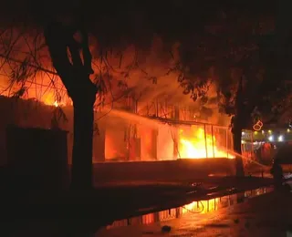 Incêndio de grandes proporções atinge pavilhão da Ceasa