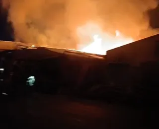 Incêndio destrói dois estabelecimentos em Feira de Santana; vídeo