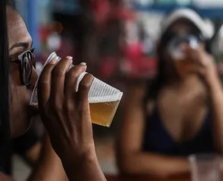 Lei brasileira proíbe consumo de álcool na rua; multa ultrapassa R$ 1 mil