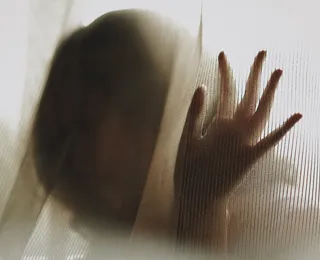 Mãe é condenada por homotransfobia e racismo contra a própria filha
