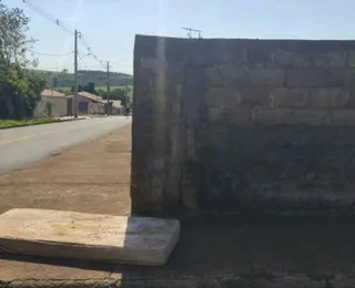 Mulher é abandonada desacordada e seminua após ir a centro religioso
