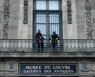 Museu do Louvre instala grades de segurança em local do roubo de joias