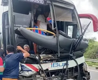 Ônibus com torcida do Fortaleza colide com carreta em rodovia da Bahia