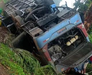 Ônibus de excursão de Salvador a Minas Gerais capota e deixa mortos