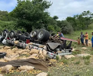 Pai e filho morrem após caminhão capotar na BA