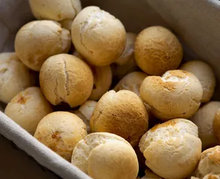 Pão de queijo de frigideira: receita rápida fica pronta em 5 minutos