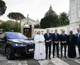 Papa Leão XIV ganha novo SUV elétrico da BMW de R$ 720 mil