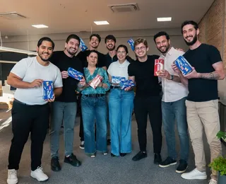 Patrão viraliza ao trocar caixa de bombom por presente de R$ 19 mil