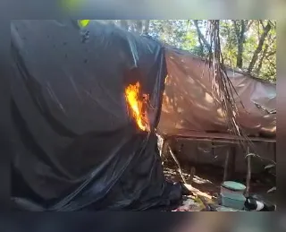 Polícia desmonta acampamento de facção e apreende armas na Bahia
