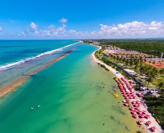 Praia brasileira esconde a maior piscina natural da América Latina