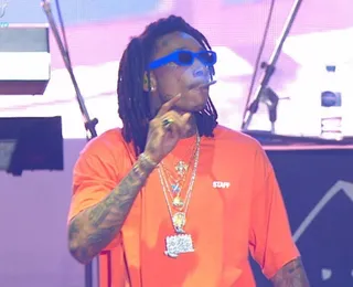 Rapper famoso é condenado por fumar maconha durante show