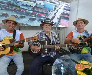 Repentistas unem gerações e encantam com cultura nordestina na Fenagro