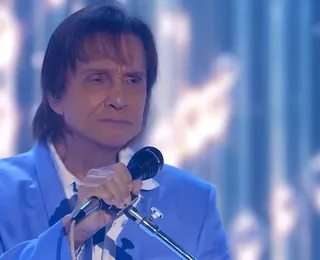 Roberto Carlos interrompe show e tem atitude inesperada com fotógrafos