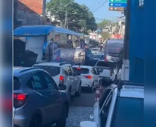 Ruas de Itacaré travam e motoristas enfrentam longos congestionamentos