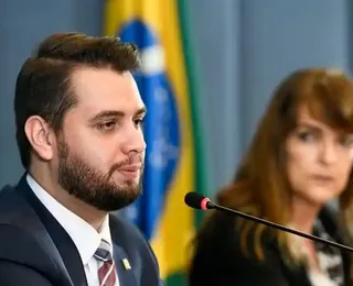 STF dá 24 horas para defesa de Filipe Martins explicar uso de rede