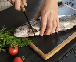 Sem bagunça: descubra o truque que limpa peixe em segundos